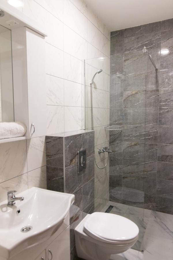 Viktorijini Konaci Aparthotel Kremna Luaran gambar