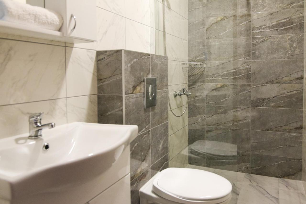 Viktorijini Konaci Aparthotel Kremna Luaran gambar